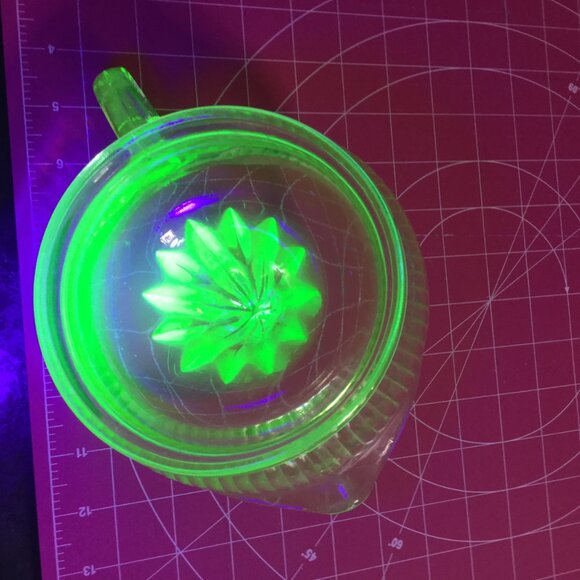 Vintage glow in the dark uranium glass manual juicer. glows bright green - Picture 5 of 5